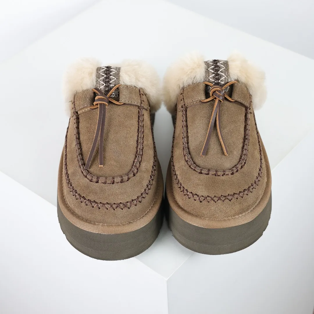 Pick up locally 💰580 Core recommendation with good price It is a very suitable choice for keeping warm in winter and at home. In the new year, uug has launched a series of styles, which are partial to the preferences of young consumers and have also moved to the forefront of fashion trends. Shoe body material Water-repellent coated suede upper 17mm UGGPURE™ implanted wool insole Lightweight non-slip comfortable rubber outsole With brand LOGO trademark Comes with a full set of packaging Size: 35 36 37 38 39 40